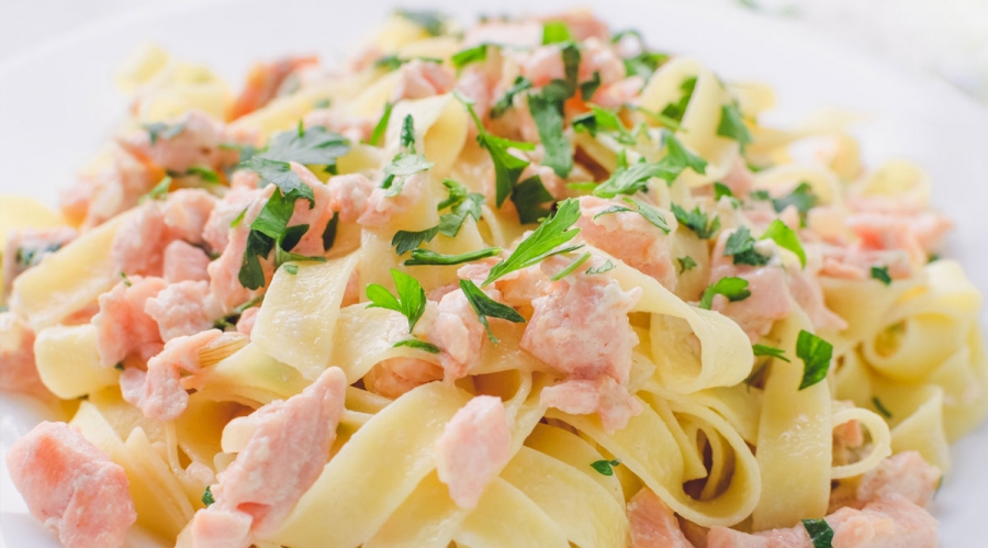 TAGLIATELLE AL SALMONE